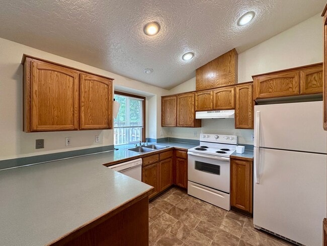 Photo - Adorable and Spacious!! Troutdale Duplex in Cul-de-sac!! Unit 2935