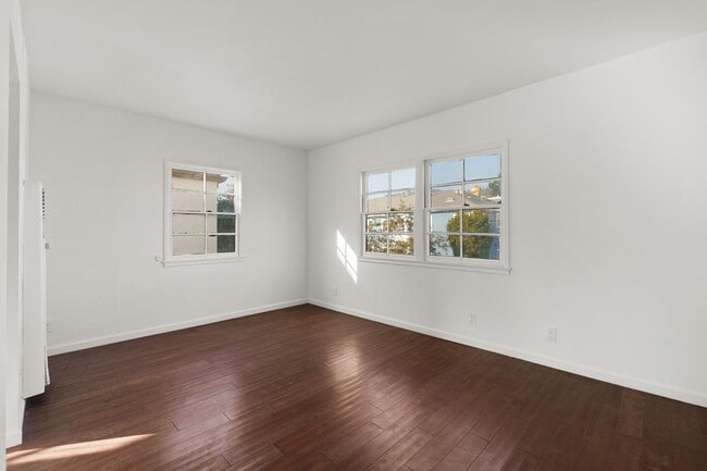 Photo - This spacious studio apartment located in the popular Los Feliz neighborhood of Los Angeles is no... Unidad 4636 Clarissa Ave.