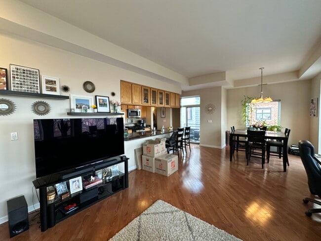 Photo - 2337 W Wolfram St Unit 511