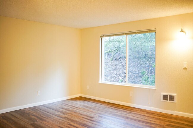 Photo - Spacious 1-Bed Surrounded by Tall Trees & Just Blocks from Popular Multnomah Village! Unidad 3912