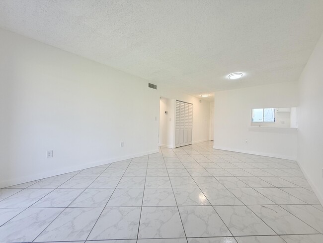 Building Photo - 6106 Forest Hill Blvd Unit 204