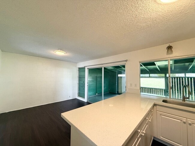 Building Photo - MOVE IN READY! Pacific Village- 3 Bd/ 2.5 Ba Town House