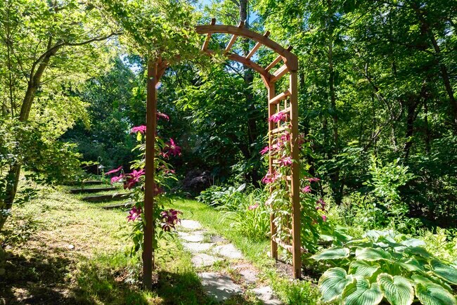 Private entrance with gardens and a stone path - 103 Jennie Ln Unit Raeside Dame Apartment