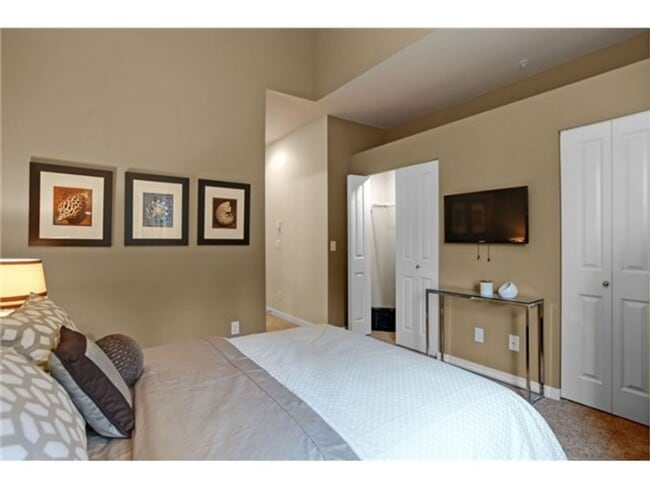 Photo - Bright & Spacious 2bed/2.5bath Townhome in Issaquah!