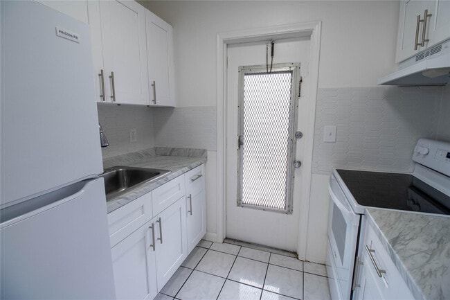 Photo - 2537 Lincoln St Unit 16