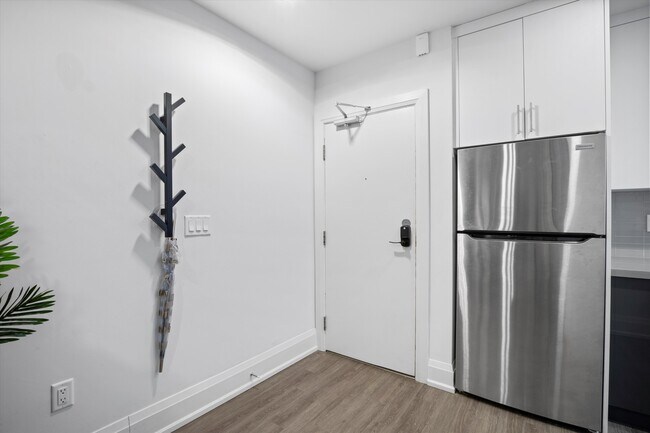 Photo - 595 St Clair Ave W Unité 12