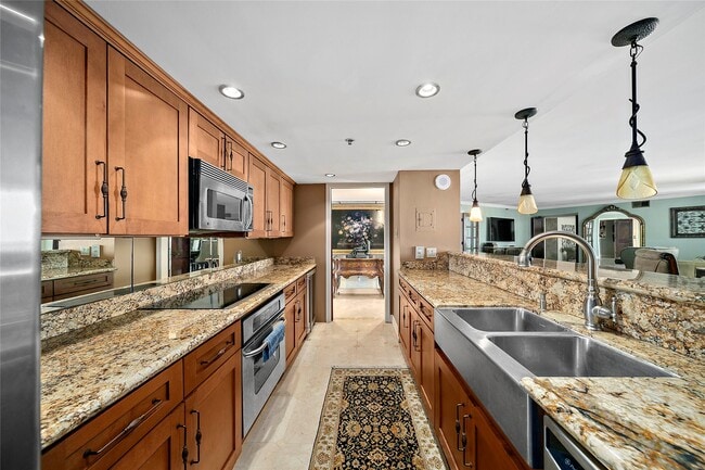 Building Photo - 3525 Sage Rd Unit 1512