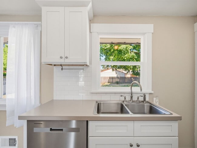 Building Photo - Warm & Welcoming Home in Spokane – Great Location on W Bismark Ave