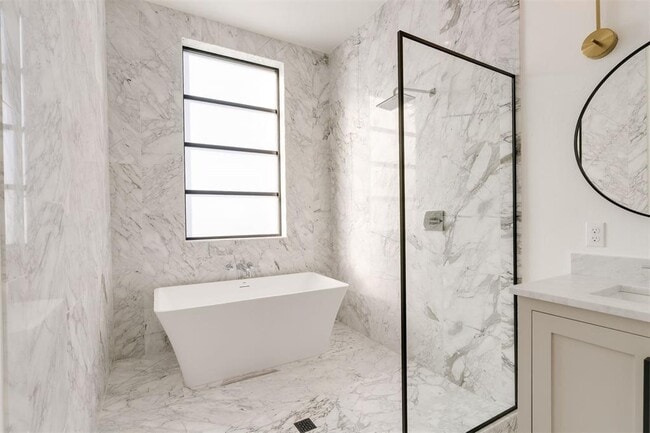 Photo - 827 NW 8th St