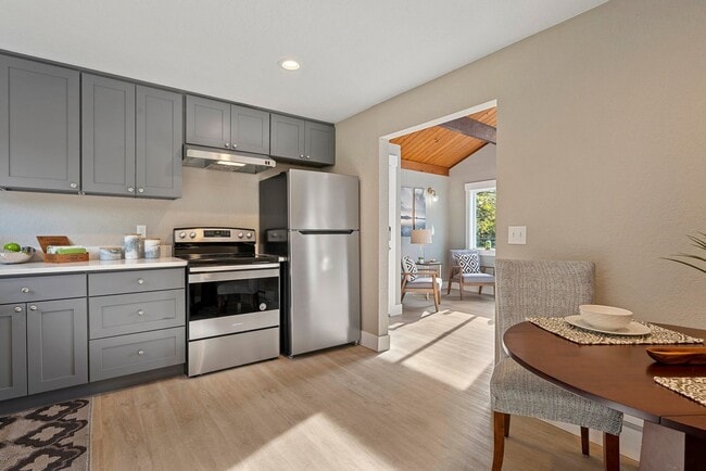 Photo - Top Floor 2 BR 1 BA with Vaulted Ceilings ... Unidad 302