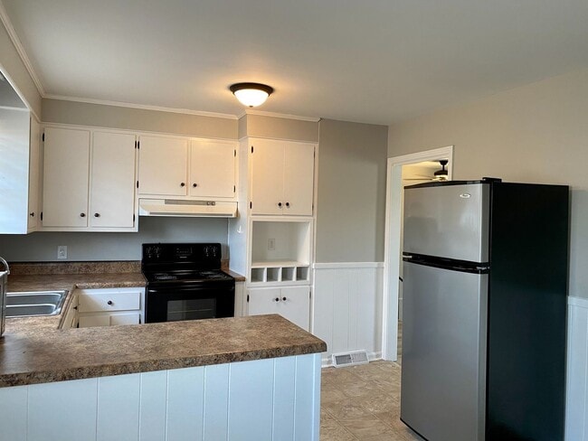 Photo - Location Location Location!!! 4bdr/2ba Split Level near Clarksville County Club!!