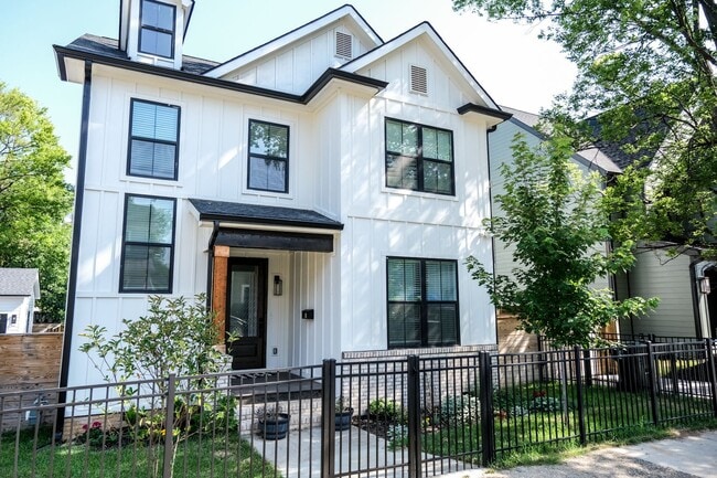 Building Photo - 5 Bedroom/4 Bath house in Prime Location!