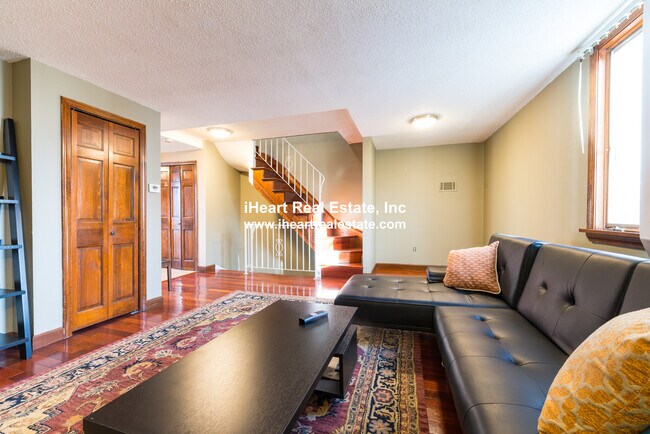 Photo - 474 E 7th St Unit 2