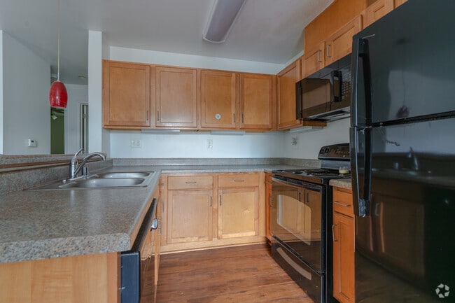 2BR, 1BA - 926SF - Kitchen