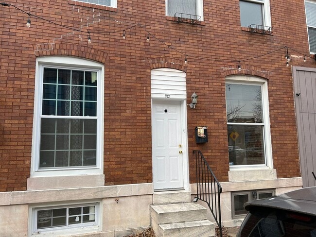 Building Photo - Stunning Newly Renovated 2 Bedroom 1.5 Bathroom