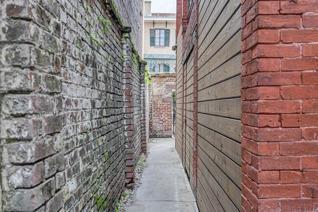 Photo - Renovated 2 Bedroom Carriage house off Lafayette Square Unit Carriage House
