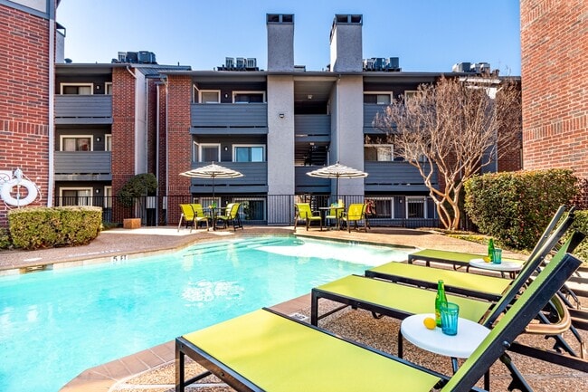 Resort-Style Pool with Lounge Seating - Fountains of Jupiter Rental