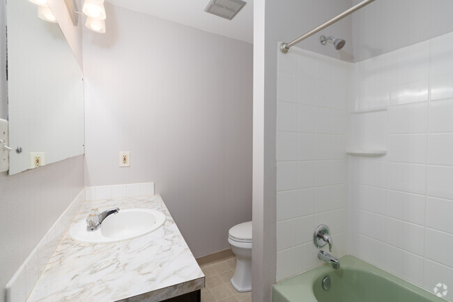 2BR, 2BA - 925SF - Bathroom