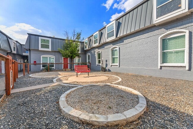 Building Photo - 5005 Manor Rd Unit 132