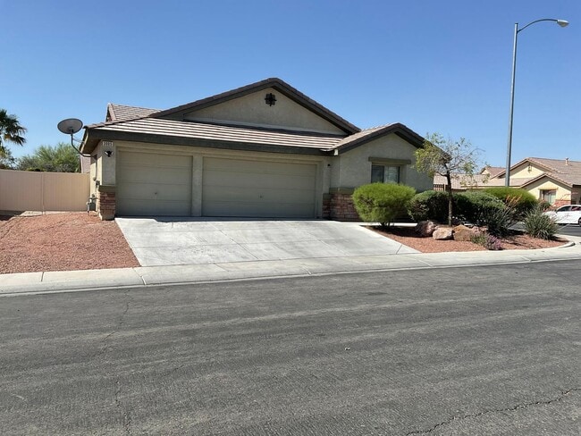 Building Photo - 1 story home, 4br, 2bath, 3cg, RV GATE