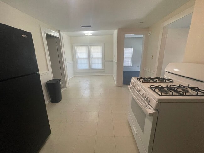 Building Photo - 12-14 E Hoosac Street Unit 2 Rental
