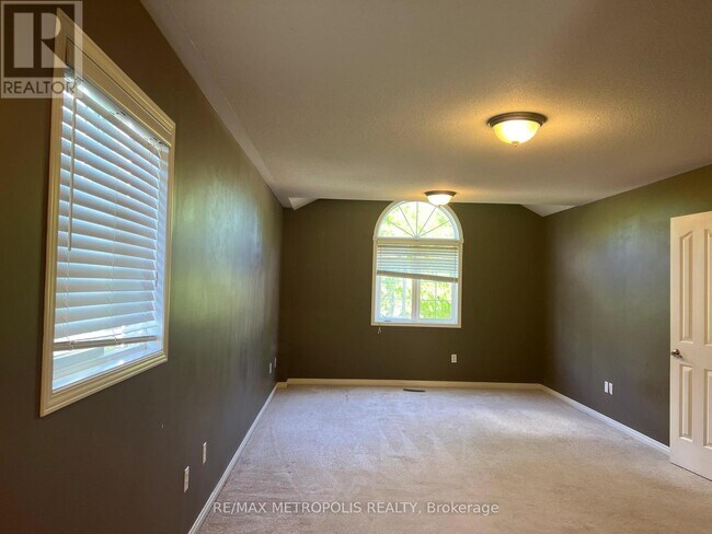 Photo - 144 Meadowoak Crescent