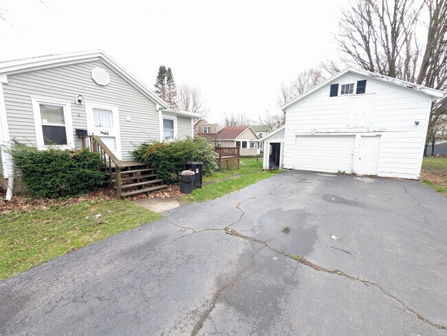 4 Car Drive - 6 Green St Unit 6 Green Street LOWER