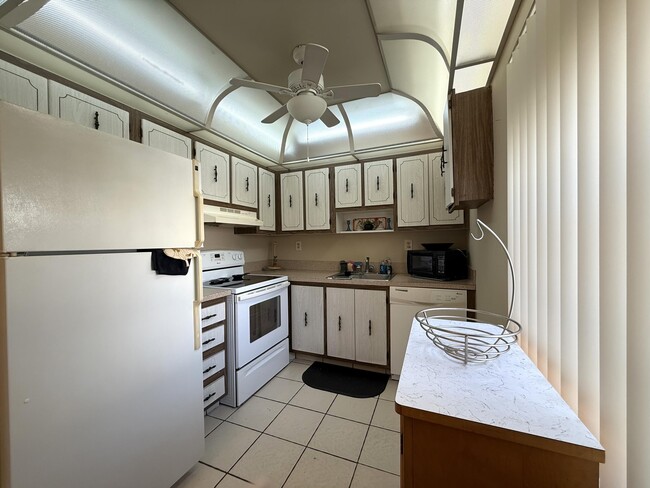 Building Photo - 894 Flanders S