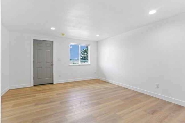 Building Photo - Renovated Studio Available Now! Unit 9