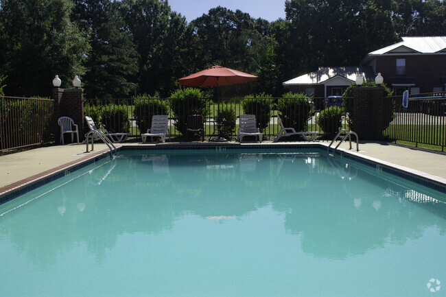 Swimming Pool - Southwind Apartments