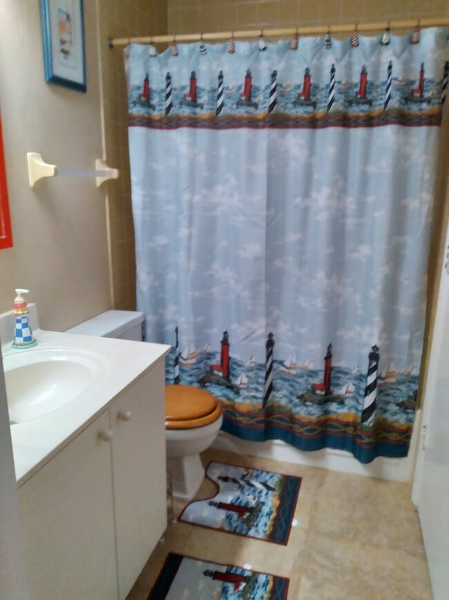 Guest Bathroom - 1220 SE 40th St Unit 7