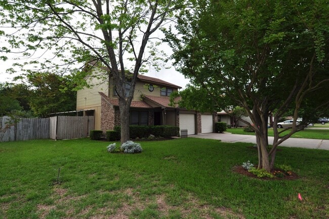 Building Photo - 13405 Saddlebrook Trail Unit #B