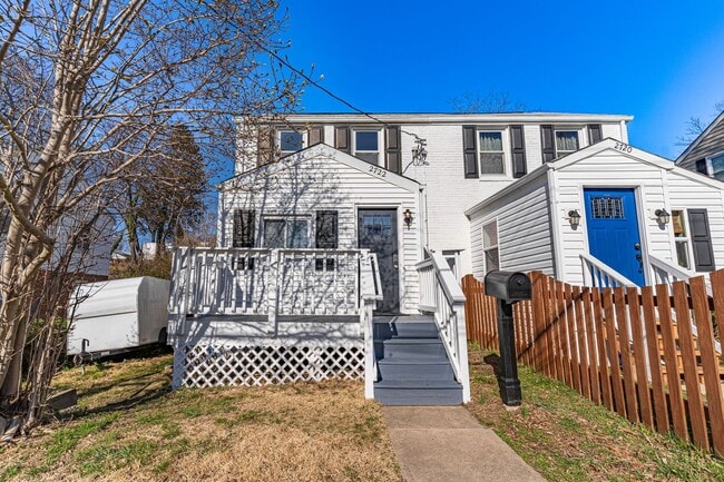 Building Photo - Charming Home, Walk to Metro!