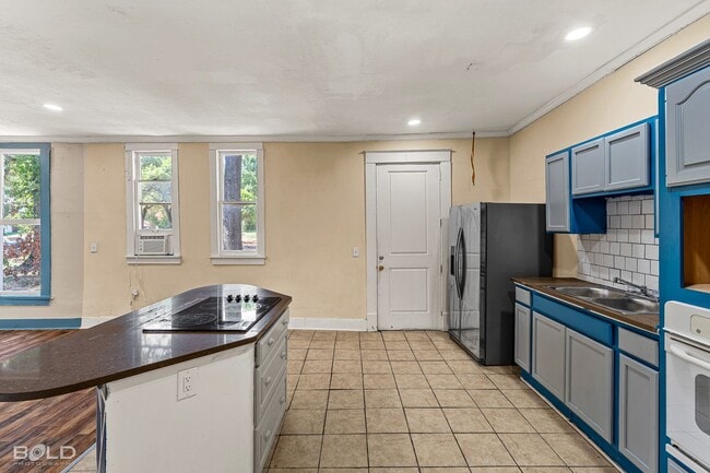 548 Dalzell St