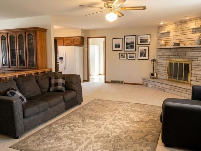 Photo - Lovely & Spacious 3 Bedroom, 2.5 Bath Home Ranch-Style Home with 2 car Attached Garage in SE Love...