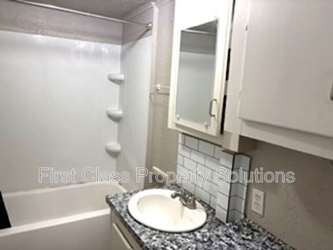 Photo - 404 S Burdick St