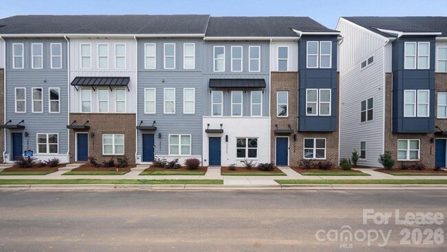 Building Photo - 2025 Clarksdale Dr