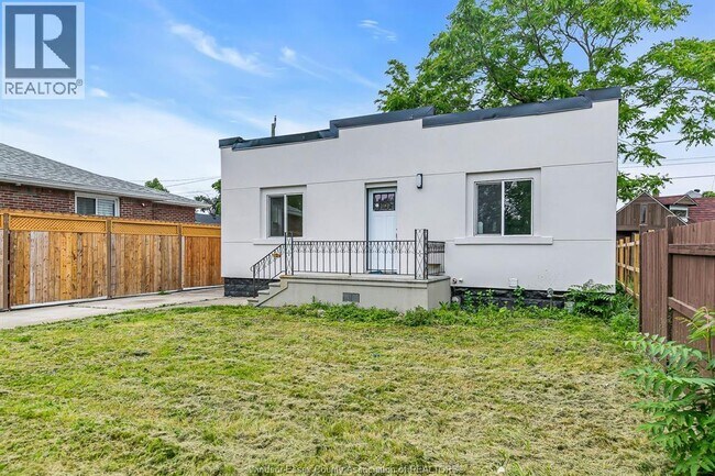 Photo - 1737 Drouillard Rd