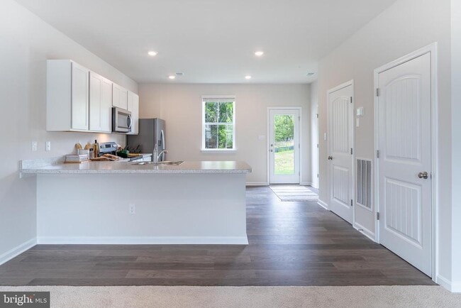 Photo - 846 Derwent Ln