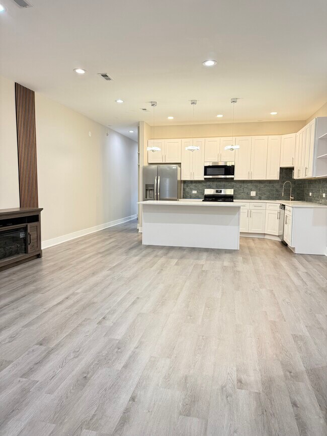 5549 N Lincoln Ave Unit 1
