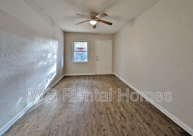 Photo - 1057 Glencarin St