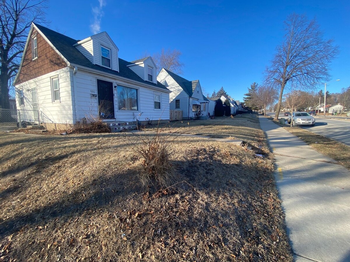 3BR SINGLE FAMILY, FULL BASEMENT, BIG FENCED YARD, PARKING, HANDY LOCATION - 3BR SINGLE FAMILY, FULL BASEMENT, BIG FENCED YARD, PARKING, HANDY LOCATION