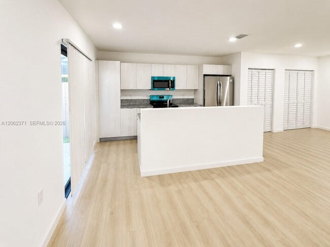 Photo - 552 NW 7th St
