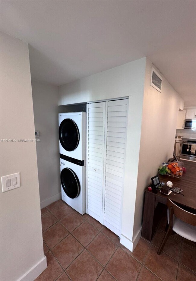 Photo - 9227 SW 87th Ave Unidad B7