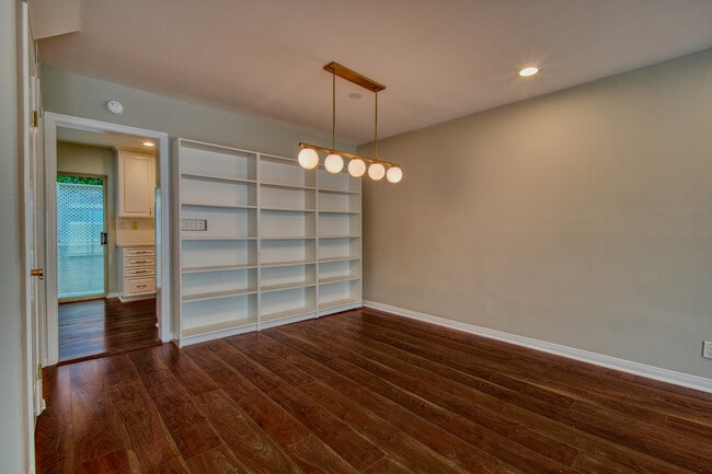 Photo - 14101 Dickens St