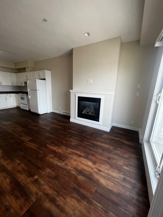 Photo - 11004-11102 102 Ave