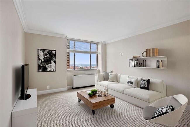 Building Photo - 700 E 8th St Unit 10D
