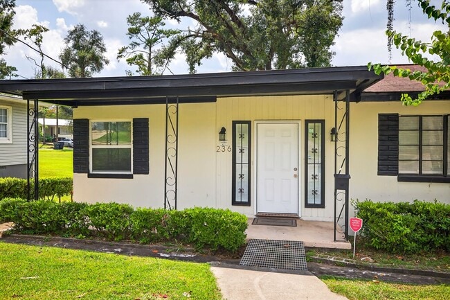 Building Photo - Updated 4/3 House Near FSU!