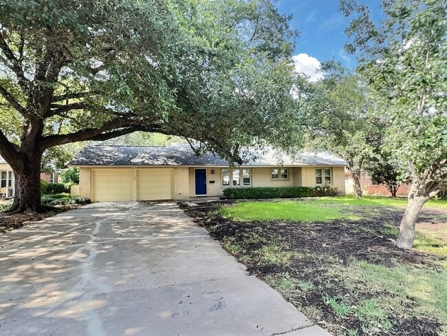 Photo - 635 Rockhill Dr