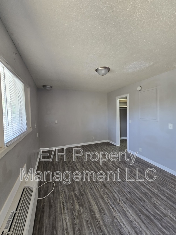 Building Photo - 1916 S Broadway Unit Apt 42